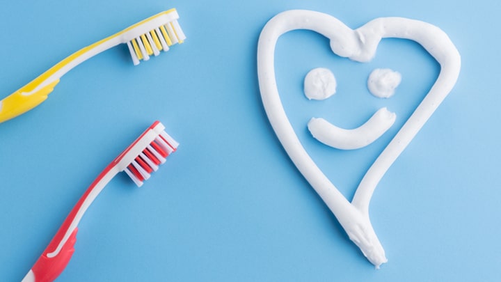 شستن مسواک پس از مسواک زدن برای نگهداری صحیح مسواک