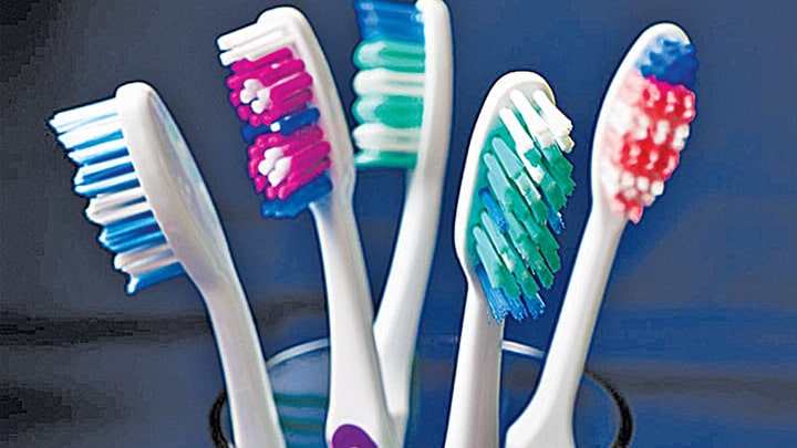 خشک کردن مسواک در حالت عمودی و در معرض هوا برای نگهداری صحیح مسواک