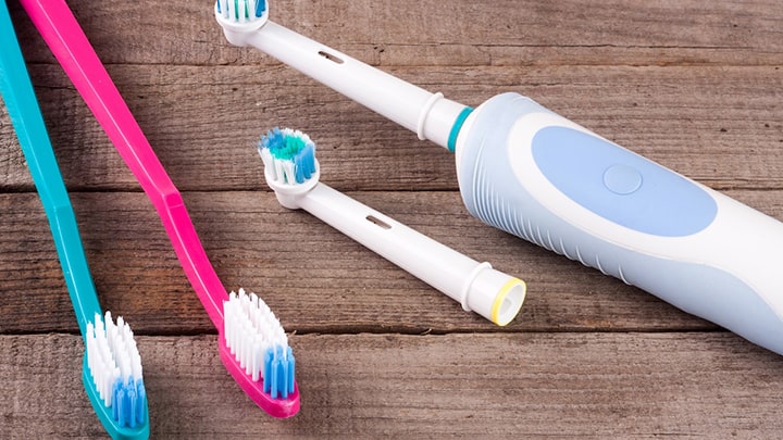 عوض کردن مسواک به طور منظم برای نگهداری صحیح مسواک