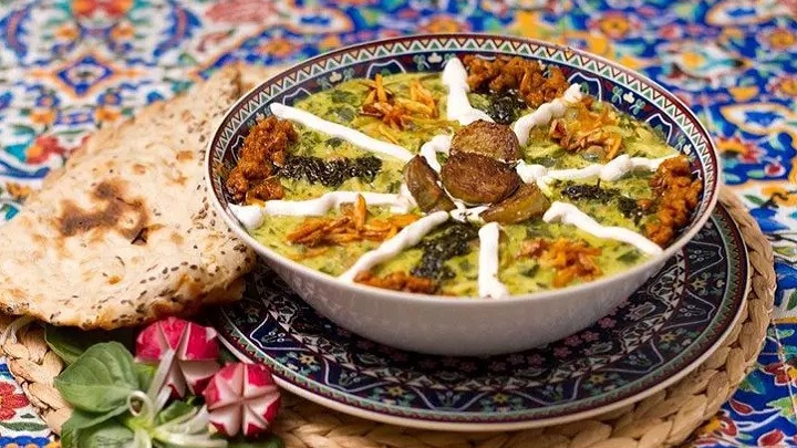 مراحل تهیه آش رشته مازندرانی