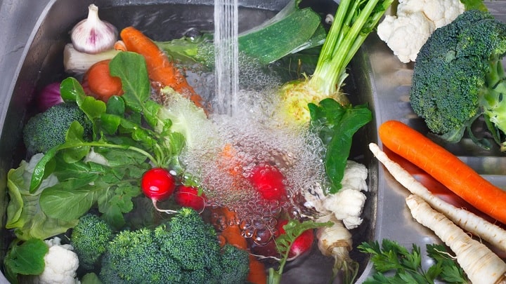 بهترین راه ضدعفونی سبزیجات چیست؟ بهترین راه ضدعفونی سبزیجات چیست؟