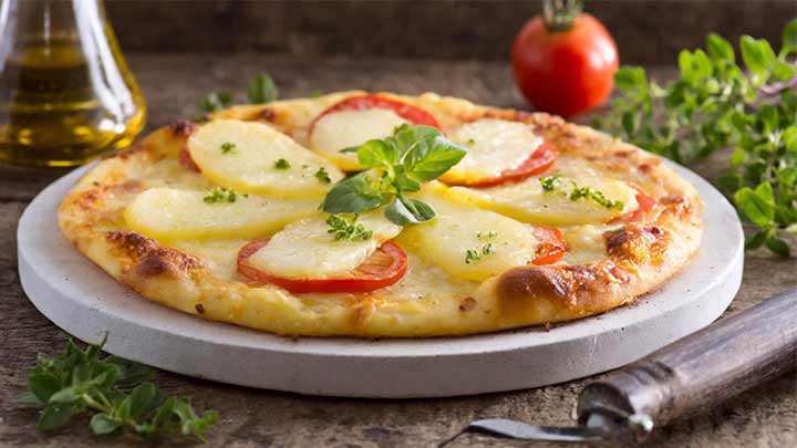 مراحل تهیه کوکو سیب‌ زمینی پیتزایی