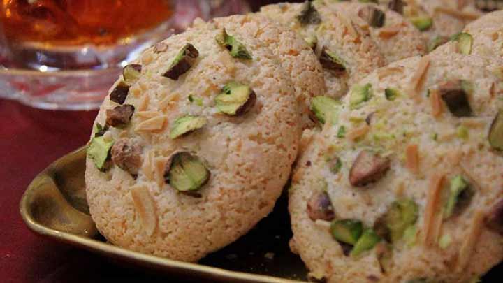 مراحل تهیه قرابیه با آرد گندم