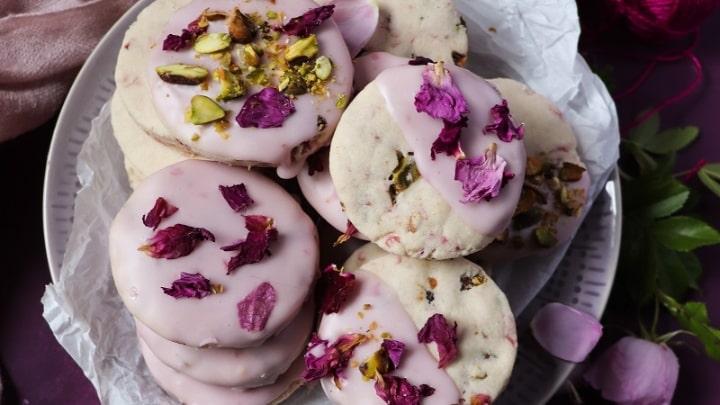 رسپی شیرینی گل سرخ؛ ویژه عید نوروز رسپی شیرینی گل سرخ؛ ویژه عید نوروز