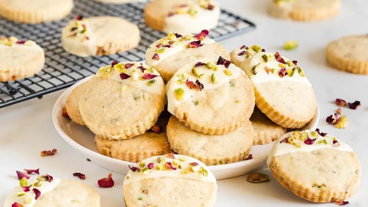 مراحل تهیه شیرینی گل سرخ مراحل تهیه شیرینی گل سرخ