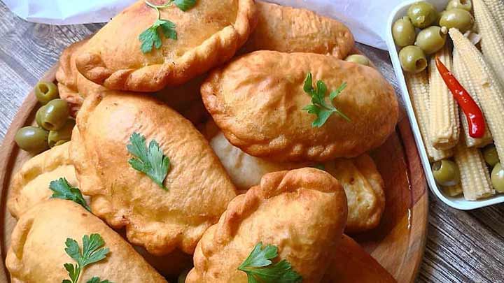 مراحل تهیه پیراشکی هندی با خمیر خانگی