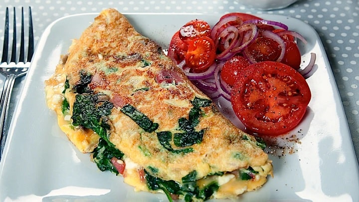 مراحل تهیه املت بیکن و اسفناج مراحل تهیه املت بیکن و اسفناج