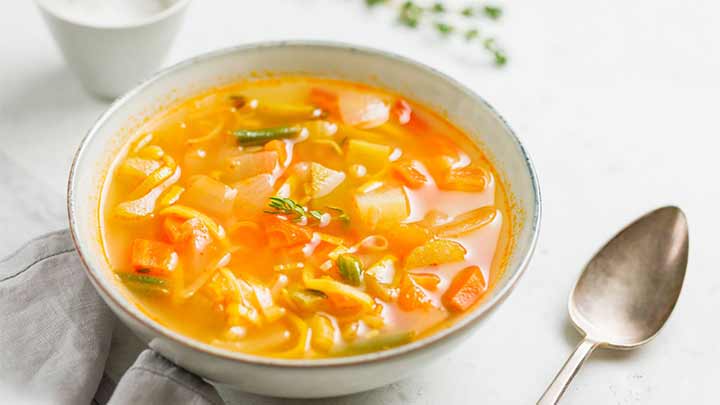 مراحل تهیه سوپ سبزیجات و برنج قهوه‌ای