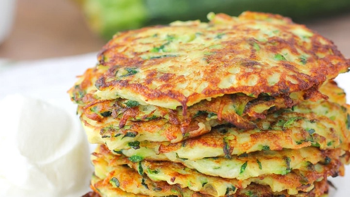 مراحل تهیه پنکیک کدو سبز با گوشت چرخ کرده مراحل تهیه پنکیک کدو سبز با گوشت چرخ کرده