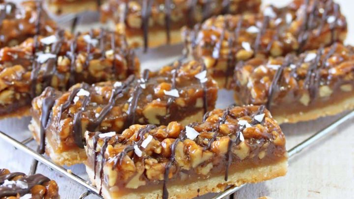 مواد لازم شیرینی گردو کاراملی