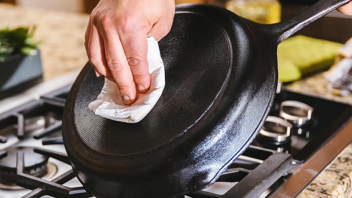 برق انداختن و تمیز کردن ظروف چدن با نمک برق انداختن و تمیز کردن ظروف چدن با نمک