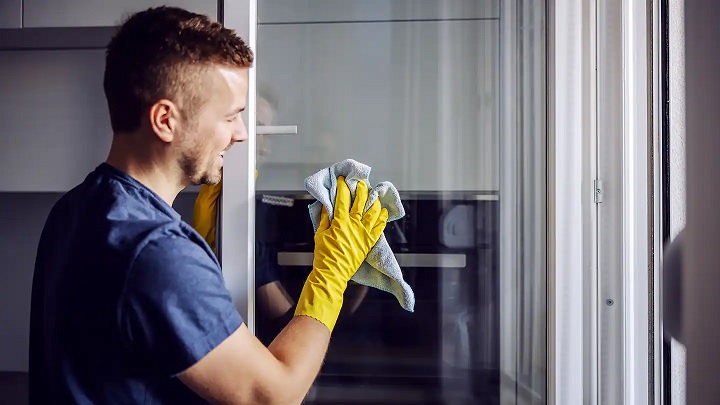 از بین بردن لکه‌ آینه و شیشه با نشاسته