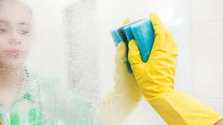 تمیز کردن لکه‌ آینه و شیشه با سرکه