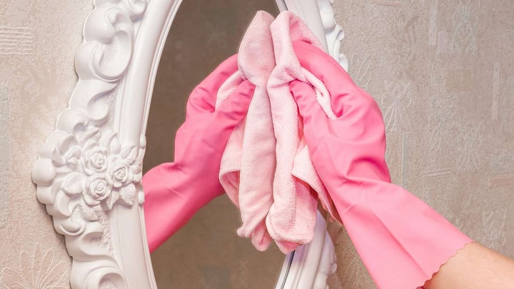 مراحل تمیز کردن لکه‌ آینه و شیشه با بوراکس