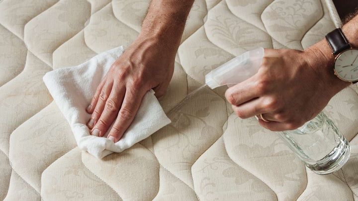 رفع زردی تشک تخت با جوش شیرین و نمک