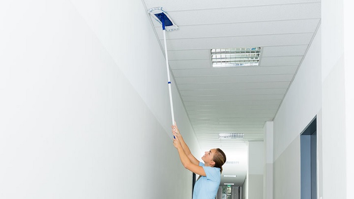 استفاده از بخارشوی برای پاک کردن سقف خانه استفاده از بخارشوی برای پاک کردن سقف خانه