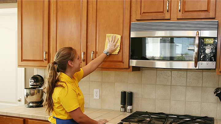 استفاده از ترکیب جوش شیرین و آب ولرم برای پاک کردن فوری لکههای چربی کابینت استفاده از ترکیب جوش شیرین و آب ولرم برای پاک کردن فوری لکههای چربی کابینت