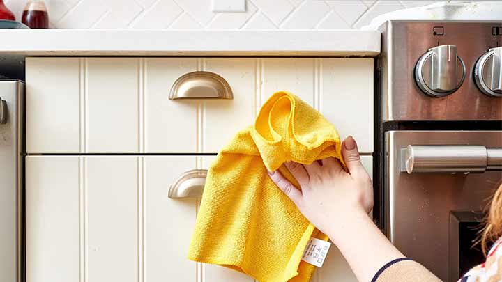 پاک کردن فوری لکههای چربی کابینت با محلول آمونیاک و آب پاک کردن فوری لکههای چربی کابینت با محلول آمونیاک و آب