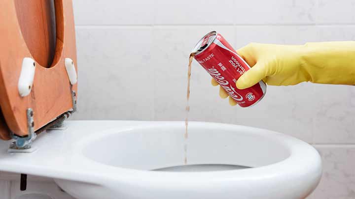 تمیز کردن توالت فرنگی با استفاده از نوشابه تمیز کردن توالت فرنگی با استفاده از نوشابه