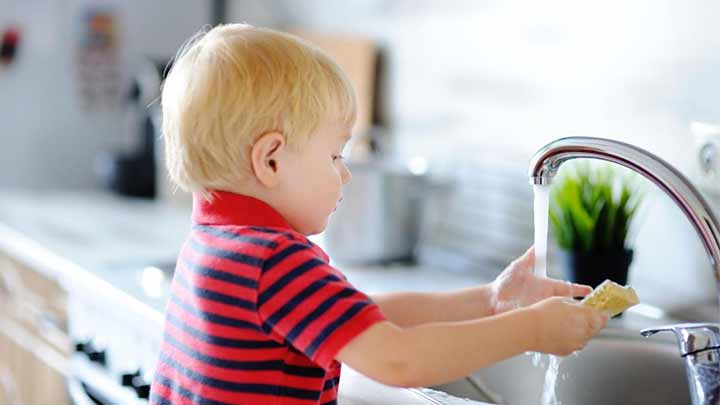 راهکارهای درمانی پس از خوردن مواد شوینده توسط کودک راهکارهای درمانی پس از خوردن مواد شوینده توسط کودک