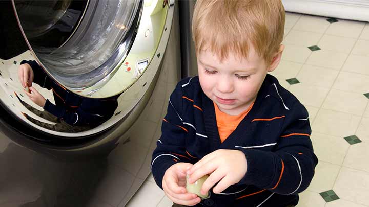 خطرات ناشی از خوردن مواد شوینده توسط کودک خطرات ناشی از خوردن مواد شوینده توسط کودک