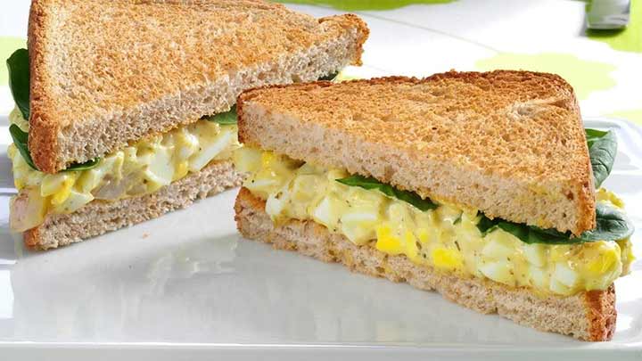 مراحل تهیه ساندویچ تخم مرغ مراحل تهیه ساندویچ تخم مرغ