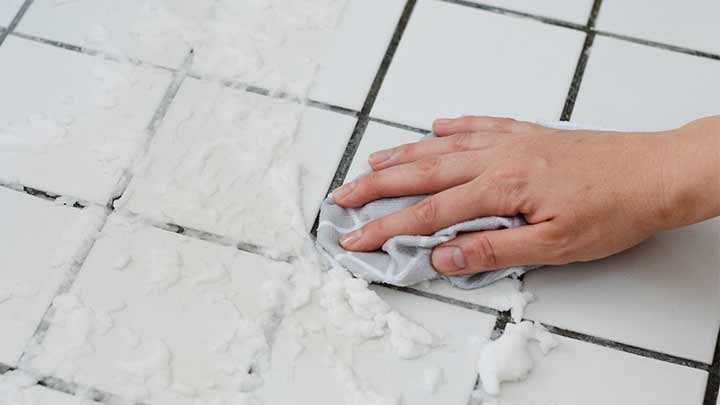 راهکارهایی برای پاک کردن لکههای سفید صابون راهکارهایی برای پاک کردن لکههای سفید صابون