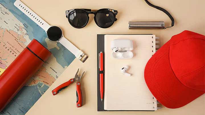 عینک آفتابی و کلاه از لوازم ضروری برای سفر عینک آفتابی و کلاه از لوازم ضروری برای سفر