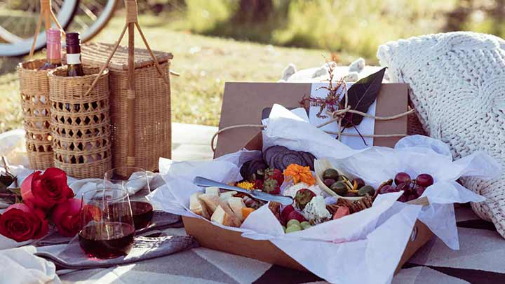 زیرانداز از وسایل ضروری پیک نیک کم هزینه برای مسافرت عید نوروز زیرانداز از وسایل ضروری پیک نیک کم هزینه برای مسافرت عید نوروز