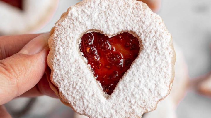 مراحل تهیه شیرینی لینزر کوکی مراحل تهیه شیرینی لینزر کوکی