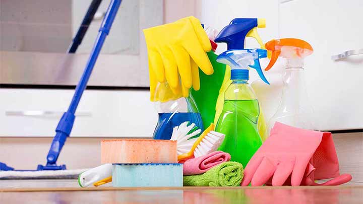 آماده کردن لوازم از ترفندهای خانه تکانی برای خانم‌های شاغل در 2 روز