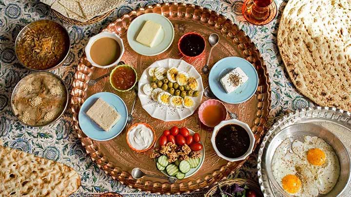 آهسته غذا خوردن از نکات مهم و اصولی هنگام افطار و سحری