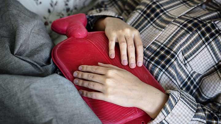 درمان سریع دل درد در خانه با استفاده از کیسه آب گرم