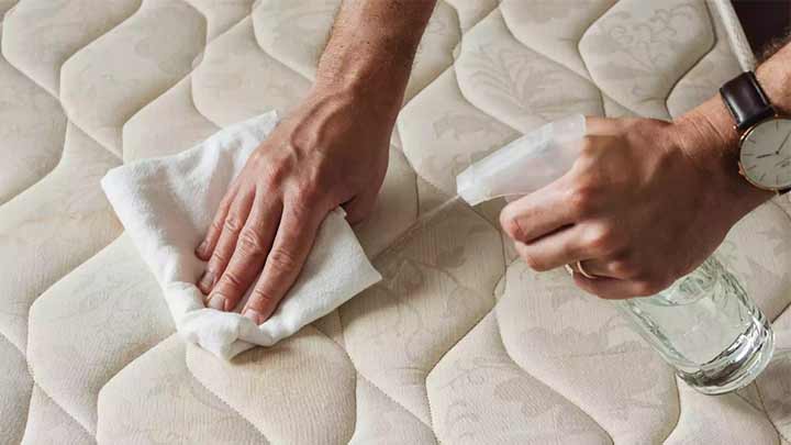 رفع زردی تشک با استفاده از شوینده های مناسب