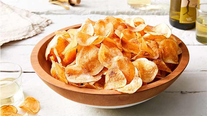 چیپس خانگی از تنقلات و خوراکیهای سیزده بدر چیپس خانگی از تنقلات و خوراکیهای سیزده بدر