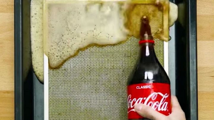 پاک کردن لکه های روغن با نوشابه سیاه