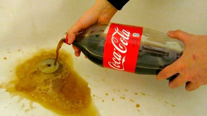 باز کردن لوله با نوشابه سیاه