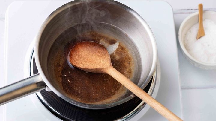 پاک کردن سوختگی قابلمه و تابه با نوشابه سیاه