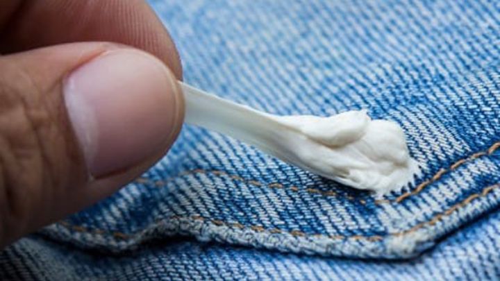 پاک کردن آدامس از مو یا لباس با نوشابه سیاه