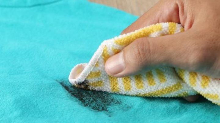 پاک کردن لکه های جوهر با نوشابه سیاه