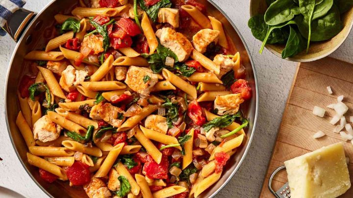 طرز تهیه پاستا گوجه فرنگی و اسفناج طرز تهیه پاستا گوجه فرنگی و اسفناج