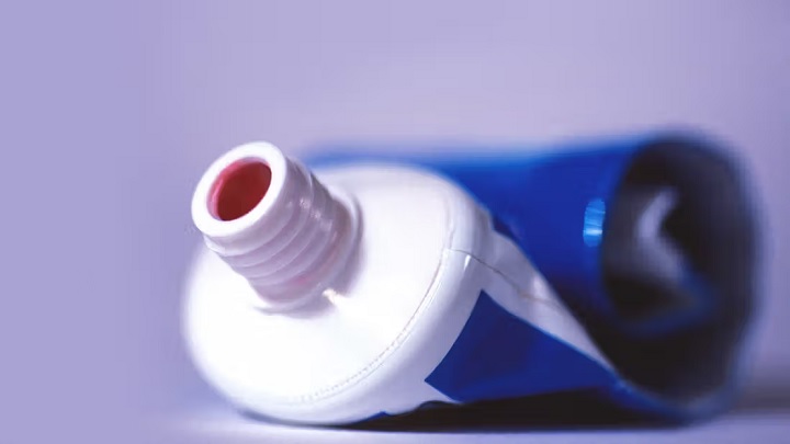 عوارض استفاده از خمیر دندان برای جوش صورت عوارض استفاده از خمیر دندان برای جوش صورت