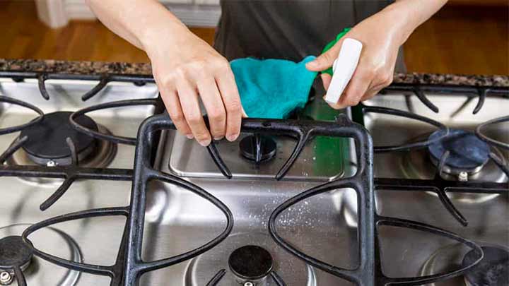 تمیز کردن میله‌های اجاق گاز با استفاده از سرکه
