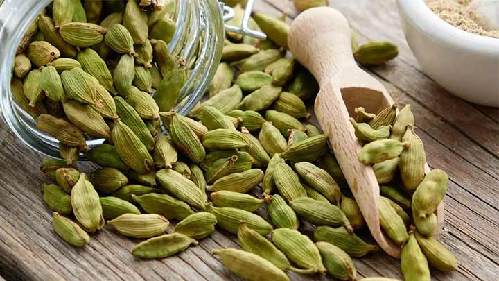 هل؛ ادویهای مفید برای نفخ شکم هل؛ ادویهای مفید برای نفخ شکم