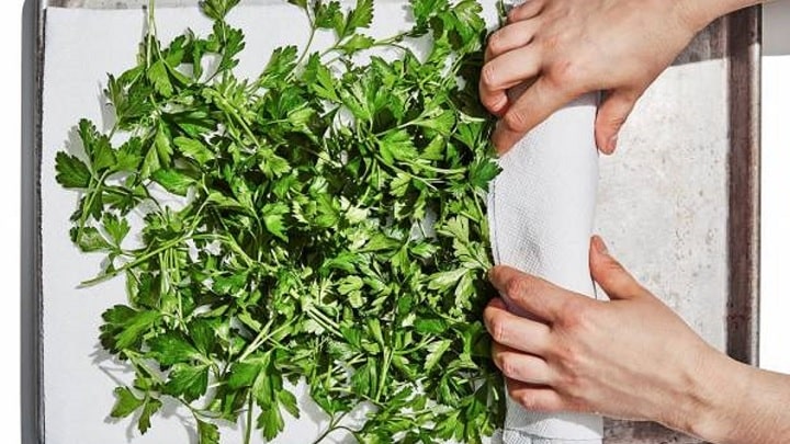 سبزی‌ها را در کاغذ جمع کنید برای تازه ماندن سبزی خوردن