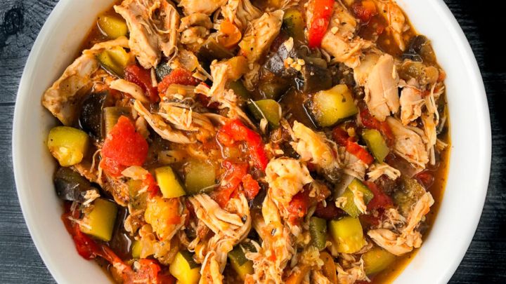 مراحل تهیه خورش کدو سبز با مرغ مراحل تهیه خورش کدو سبز با مرغ