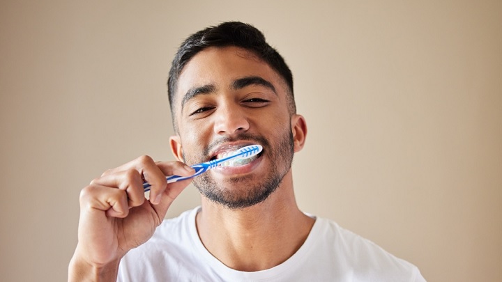 بهترین زمان مسواک زدن دندان پس از مصرف مواد قندی