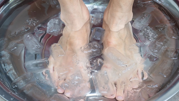 پاهایتان را در آب یخ قرار دهید