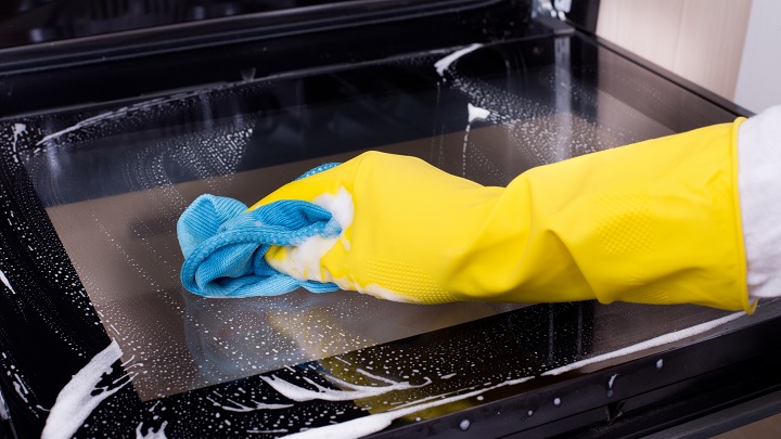 چگونه شیشه فر را تمیز کنیم؟