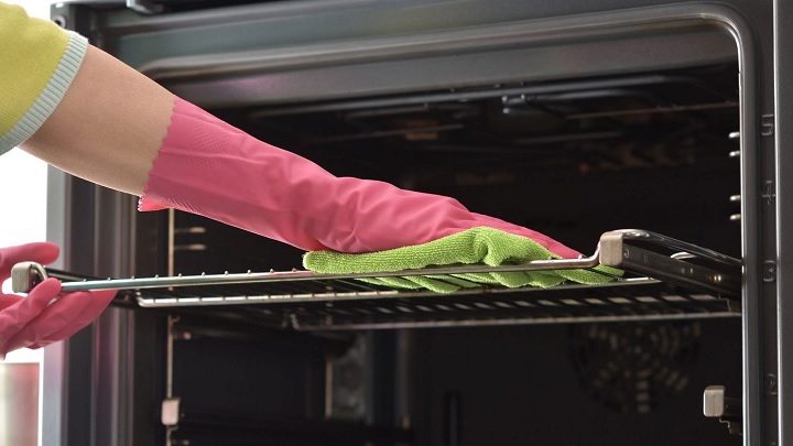 جوش شیرین و سرکه برای تمیز کردن سطوح داخلی فر